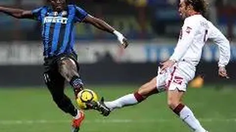 中泰足球较量在西海岸展开：泰国队球员技艺精湛，中国队展现强劲对抗力